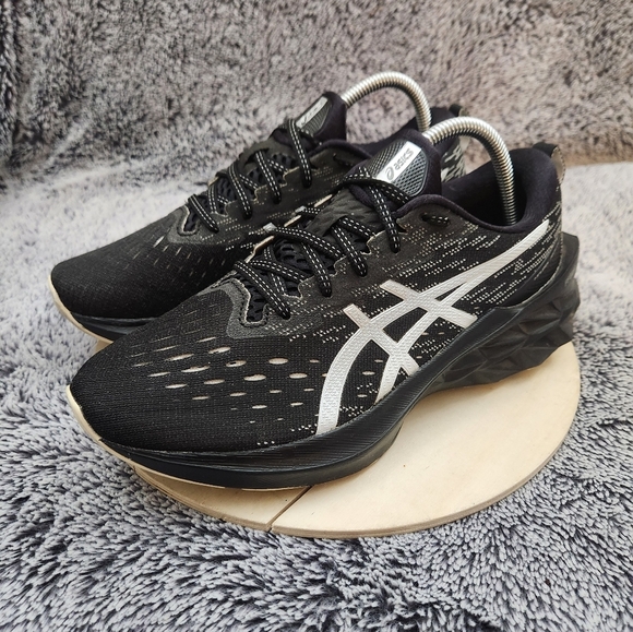 Asics Novablast 2 Black Running Shoes Sneakers Men's Size 8 - Picture 4 of 9